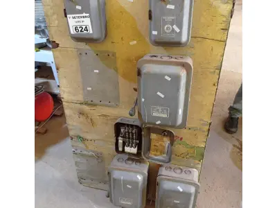 LOTE 624 - 01 QUADRO ELÉTRICO ANTIGO. (NO ESTADO) ATENÇÃO! FAZER A VISITAÇÃO ANTES DE ARREMATAR, NÃO SABEMOS SE FUNCIONA. LEILÃO NÃO TEM GARANTIA E NEM DEVOLUÇÃO, SUJEITO A POSSÍVEIS AVARIAS VISÍVEIS/OCULTAS E/OU AUSÊNCIA DE COMPONENTES.