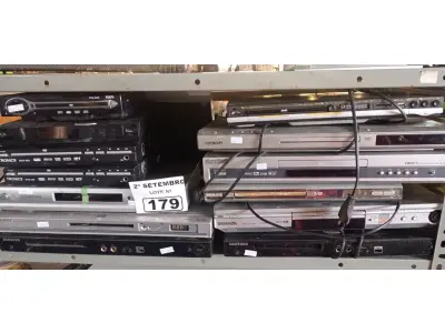 LOTE 179 - 13 APARELHOS DE DVD MARCAS E MODELOS DIVERSOS. (NO ESTADO) ATENÇÃO! FAZER A VISITAÇÃO ANTES DE ARREMATAR, NÃO SABEMOS SE FUNCIONA. LEILÃO NÃO TEM GARANTIA E NEM DEVOLUÇÃO, SUJEITO A POSSÍVEIS AVARIAS VISÍVEIS/OCULTAS E/OU AUSÊNCIA DE COMPONENTES.