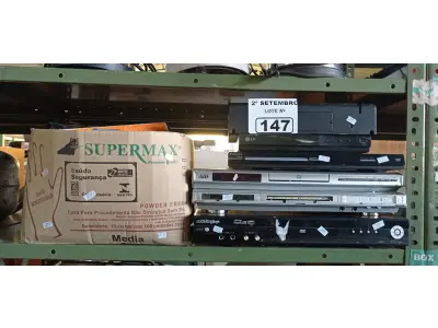 LOTE 147 - 01 RELÓGIO DE PONTO, 05 APARELHOS DE DVD E VÁRIOS COOLER MARCAS E MODELOS DIVERSOS. (NO ESTADO) ATENÇÃO! FAZER A VISITAÇÃO ANTES DE ARREMATAR, NÃO SABEMOS SE FUNCIONA. LEILÃO NÃO TEM GARANTIA E NEM DEVOLUÇÃO, SUJEITO A POSSÍVEIS AVARIAS VISÍVEIS/OCULTAS E/OU AUSÊNCIA DE COMPONENTES.