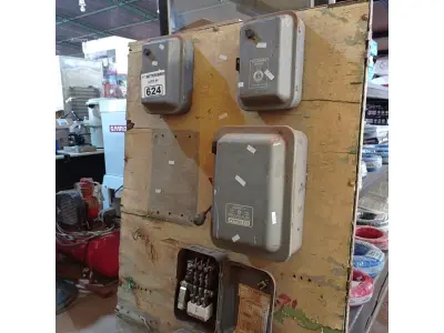 LOTE 624 - 01 QUADRO ELÉTRICO ANTIGO. (NO ESTADO) ATENÇÃO! FAZER A VISITAÇÃO ANTES DE ARREMATAR, NÃO SABEMOS SE FUNCIONA. LEILÃO NÃO TEM GARANTIA E NEM DEVOLUÇÃO, SUJEITO A POSSÍVEIS AVARIAS VISÍVEIS/OCULTAS E/OU AUSÊNCIA DE COMPONENTES.
