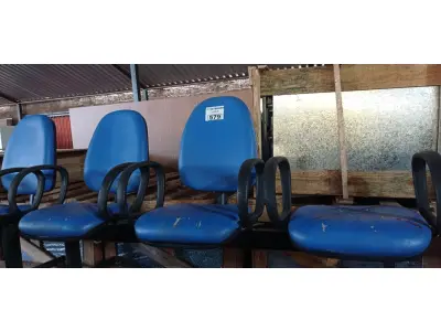 LOTE 579 - 01 LONGARINA DE 03 LUGARES. (NO ESTADO) ATENÇÃO! FAZER A VISITAÇÃO ANTES DE ARREMATAR, NÃO SABEMOS SE FUNCIONA. LEILÃO NÃO TEM GARANTIA E NEM DEVOLUÇÃO, SUJEITO A POSSÍVEIS AVARIAS VISÍVEIS/OCULTAS E/OU AUSÊNCIA DE COMPONENTES.