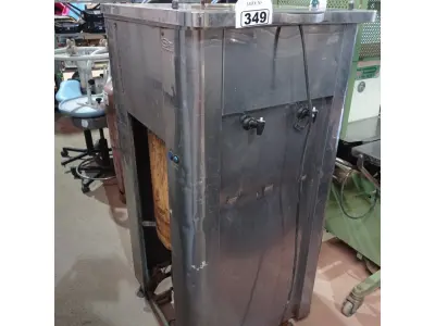 LOTE 349 - 01 REFRESQUEIRA INDUSTRIAL EM AÇO INOX. (NO ESTADO) ATENÇÃO! FAZER A VISITAÇÃO ANTES DE ARREMATAR, NÃO SABEMOS SE FUNCIONA. LEILÃO NÃO TEM GARANTIA E NEM DEVOLUÇÃO, SUJEITO A POSSÍVEIS AVARIAS VISÍVEIS/OCULTAS E/OU AUSÊNCIA DE COMPONENTES.