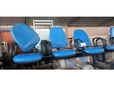 LOTE 577 - 01 LONGARINA DE 03 LUGARES. (NO ESTADO) ATENÇÃO! FAZER A VISITAÇÃO ANTES DE ARREMATAR, NÃO SABEMOS SE FUNCIONA. LEILÃO NÃO TEM GARANTIA E NEM DEVOLUÇÃO, SUJEITO A POSSÍVEIS AVARIAS VISÍVEIS/OCULTAS E/OU AUSÊNCIA DE COMPONENTES.