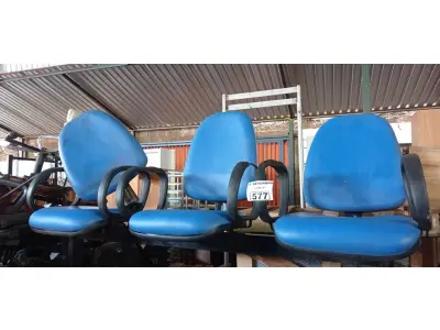 LOTE 577 - 01 LONGARINA DE 03 LUGARES. (NO ESTADO) ATENÇÃO! FAZER A VISITAÇÃO ANTES DE ARREMATAR, NÃO SABEMOS SE FUNCIONA. LEILÃO NÃO TEM GARANTIA E NEM DEVOLUÇÃO, SUJEITO A POSSÍVEIS AVARIAS VISÍVEIS/OCULTAS E/OU AUSÊNCIA DE COMPONENTES.
