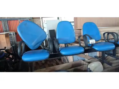 LOTE 577 - 01 LONGARINA DE 03 LUGARES. (NO ESTADO) ATENÇÃO! FAZER A VISITAÇÃO ANTES DE ARREMATAR, NÃO SABEMOS SE FUNCIONA. LEILÃO NÃO TEM GARANTIA E NEM DEVOLUÇÃO, SUJEITO A POSSÍVEIS AVARIAS VISÍVEIS/OCULTAS E/OU AUSÊNCIA DE COMPONENTES.