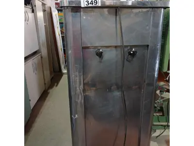 LOTE 349 - 01 REFRESQUEIRA INDUSTRIAL EM AÇO INOX. (NO ESTADO) ATENÇÃO! FAZER A VISITAÇÃO ANTES DE ARREMATAR, NÃO SABEMOS SE FUNCIONA. LEILÃO NÃO TEM GARANTIA E NEM DEVOLUÇÃO, SUJEITO A POSSÍVEIS AVARIAS VISÍVEIS/OCULTAS E/OU AUSÊNCIA DE COMPONENTES.