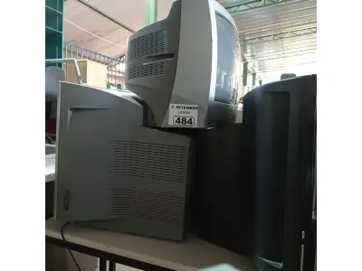 LOTE 484 - 03 TV’S DE TUBO MARCAS E MODELOS DIVERSOS PARA RETIRADA DE PEÇAS. (NO ESTADO) ATENÇÃO! FAZER A VISITAÇÃO ANTES DE ARREMATAR, NÃO SABEMOS SE FUNCIONA. LEILÃO NÃO TEM GARANTIA E NEM DEVOLUÇÃO, SUJEITO A POSSÍVEIS AVARIAS VISÍVEIS/OCULTAS E/OU AUSÊNCIA DE COMPONENTES.