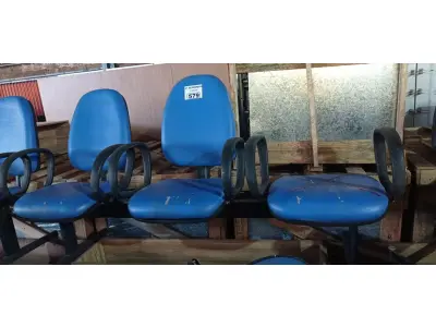 LOTE 579 - 01 LONGARINA DE 03 LUGARES. (NO ESTADO) ATENÇÃO! FAZER A VISITAÇÃO ANTES DE ARREMATAR, NÃO SABEMOS SE FUNCIONA. LEILÃO NÃO TEM GARANTIA E NEM DEVOLUÇÃO, SUJEITO A POSSÍVEIS AVARIAS VISÍVEIS/OCULTAS E/OU AUSÊNCIA DE COMPONENTES.