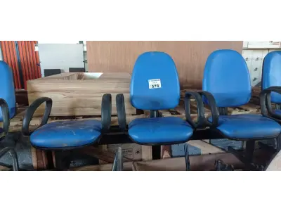 LOTE 578 - 01 LONGARINA DE 03 LUGARES. (NO ESTADO) ATENÇÃO! FAZER A VISITAÇÃO ANTES DE ARREMATAR, NÃO SABEMOS SE FUNCIONA. LEILÃO NÃO TEM GARANTIA E NEM DEVOLUÇÃO, SUJEITO A POSSÍVEIS AVARIAS VISÍVEIS/OCULTAS E/OU AUSÊNCIA DE COMPONENTES.