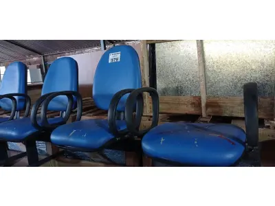 LOTE 579 - 01 LONGARINA DE 03 LUGARES. (NO ESTADO) ATENÇÃO! FAZER A VISITAÇÃO ANTES DE ARREMATAR, NÃO SABEMOS SE FUNCIONA. LEILÃO NÃO TEM GARANTIA E NEM DEVOLUÇÃO, SUJEITO A POSSÍVEIS AVARIAS VISÍVEIS/OCULTAS E/OU AUSÊNCIA DE COMPONENTES.