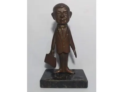 LOTE 008 - MINI ESCULTURA DE BRONZE NA BASE DE   MÁRMORE, MR. BEAN.  19CM (NO ESTADO)