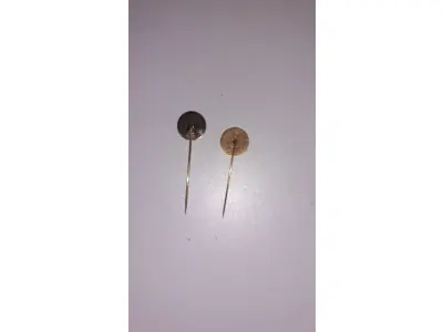 LOTE 021 - RAROS BROCHES DE EX FUNCIONÁRIO  COMEMORATIVOS VOLKSWAGEN COM 3,7 GRAMAS DE OURO 10 E 15 ANOS (NO ESTADO)