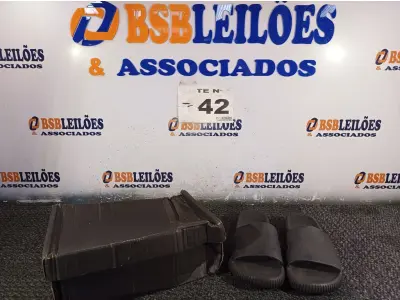 LOTE 142 - 02 – PARES DE CALÇADOS FEMININO Nº 38 (NO ESTADO, NÃO SABEMOS SE FUNCIONA. LEILÃO NÃO TEM GARANTIA E NEM DEVOLUÇÃO, SUJEITO A POSSÍVEIS AVARIAS VISÍVEIS/OCULTAS E/OU AUSÊNCIA DE COMPONENTES)