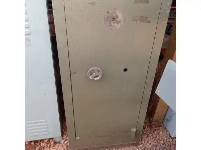 LOTE 609 - 01 COFRE. (NO ESTADO) ATENÇÃO! FAZER A VISITAÇÃO ANTES DE ARREMATAR, NÃO SABEMOS SE FUNCIONA. LEILÃO NÃO TEM GARANTIA E NEM DEVOLUÇÃO, SUJEITO A POSSÍVEIS AVARIAS VISÍVEIS/OCULTAS E/OU AUSÊNCIA DE COMPONENTES.