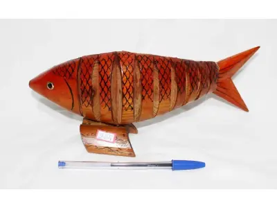 LOTE 028 - RARA E DIFERENTE ESCULTURA EM MADEIRA, A PEÇA SE MOVIMENTA, 30 CM.(NO ESTADO)