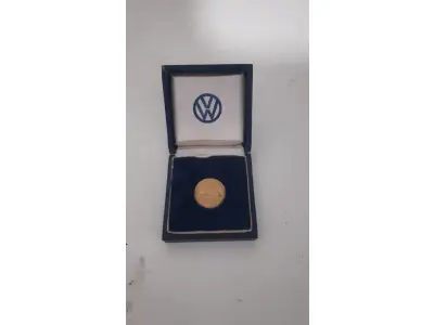 LOTE 020 - MEDALHA DE OURO COMEMORAÇÃO DE  1 MILHÃO DE FUSCAS FABRICADOS NO BRASIL - 1970 - SÃO BERNARDO DO CAMPO - DIÂMETRO 22 MM - PESANDO 7 GRAMAS - MATERIAL - OURO (900) - GRAVADOR - A.M (NO ESTADO)
