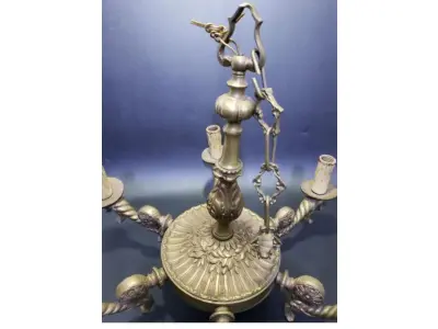 LOTE 002 - ANTIGO LUSTRE DE 6 BOCAIS, EM METAL 51CM ALTURA X 63CM DE DIÂMETRO (NO ESTADO)