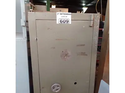 LOTE 609 - 01 COFRE. (NO ESTADO) ATENÇÃO! FAZER A VISITAÇÃO ANTES DE ARREMATAR, NÃO SABEMOS SE FUNCIONA. LEILÃO NÃO TEM GARANTIA E NEM DEVOLUÇÃO, SUJEITO A POSSÍVEIS AVARIAS VISÍVEIS/OCULTAS E/OU AUSÊNCIA DE COMPONENTES.