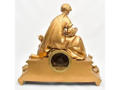 LOTE 046 - RELÓGIO DE MESA  EM METAL FRANCÊS SÉCULO XIX.  AVALIADA EM 5 MIL REAIS (APARENTE BANHADO) MEDIDA: 45 CM DE ALTURA X 15 CM DE PROFUNDIDADE X 50 CM LARGURA; RELÓGIO COMPLETO COM PÊNDULO, MÁQUINA E CHAVE. (NO ESTADO)