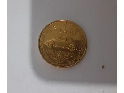 LOTE 020 - MEDALHA DE OURO COMEMORAÇÃO DE  1 MILHÃO DE FUSCAS FABRICADOS NO BRASIL - 1970 - SÃO BERNARDO DO CAMPO - DIÂMETRO 22 MM - PESANDO 7 GRAMAS - MATERIAL - OURO (900) - GRAVADOR - A.M (NO ESTADO)