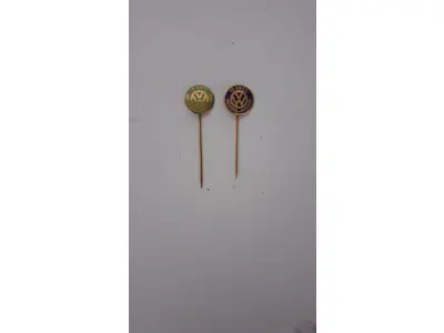 LOTE 021 - RAROS BROCHES DE EX FUNCIONÁRIO  COMEMORATIVOS VOLKSWAGEN COM 3,7 GRAMAS DE OURO 10 E 15 ANOS (NO ESTADO)