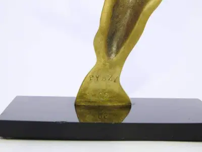 LOTE 016 - ESCULTURA EM BRONZE ARTISTA PIAZI 30 CM DE ALTURA PEÇA RECONHECIDA E ASSINADA (NO ESTADO)