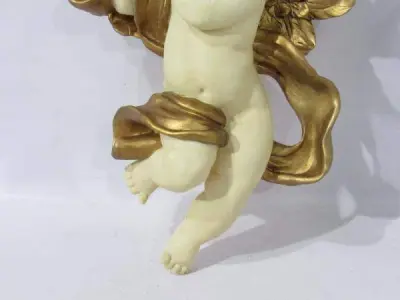 LOTE 032 - LINDA ESCULTURA IMPORTADA  ANJO, EM RESINA ITALIANA  MONTEFIORI, EM RICA POLICROMIA, ACOMPANHA CAIXA ORIGINAL, MARCADO COM ETIQUETA ORIGINAL NA PARTE POSTERIOR. MEDIDAS: 30 CM DE ALTURA X 20 CM DE LARGURA (NO ESTADO)