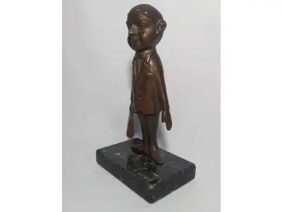 LOTE 008 - MINI ESCULTURA DE BRONZE NA BASE DE   MÁRMORE, MR. BEAN.  19CM (NO ESTADO)