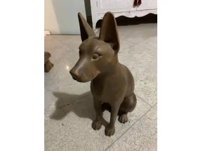 LOTE 031 - ANTIGA ESCULTURA DE MADEIRA NOBRE ENTALHADA, DE CÃO. 50CM DE ALTURA. 30CM DE LARGURA.(NO ESTADO)