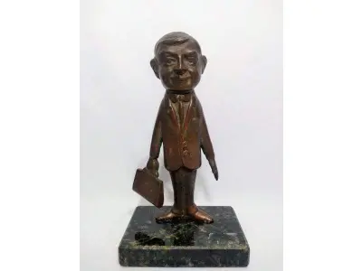 LOTE 008 - MINI ESCULTURA DE BRONZE NA BASE DE   MÁRMORE, MR. BEAN.  19CM (NO ESTADO)