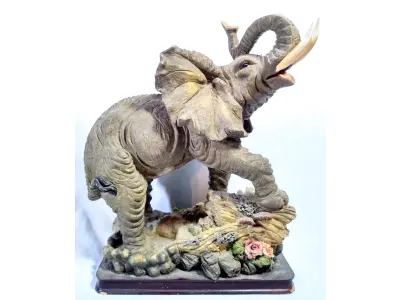 LOTE 082 - RARO ELEFANTE  AFRICANO  IMPORTADO  ITALIANO, EM RESINA POLICROMADA, BASE DE MADEIRA. MEDIDAS: 36X30X25 CM.(NO ESTADO)