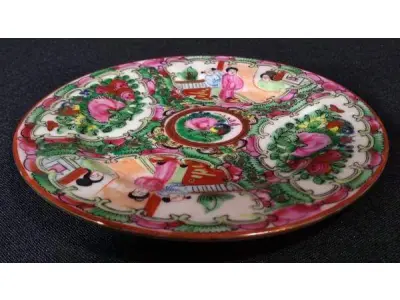 LOTE 123 - LINDÍSSIMO E RARO CONJUNTO CHINES, SÉC XIX PERÍODO " TAO KUANG ", AO GOSTO FAMÍLIA ROSA, SÃO 12 PRATOS PARA BOLO, EM PORCELANA  ESMALTADA A MÃO, PADRÃO MANDARIM. COM SELO VERMELHO. MED 16 CM.(NO ESTADO)