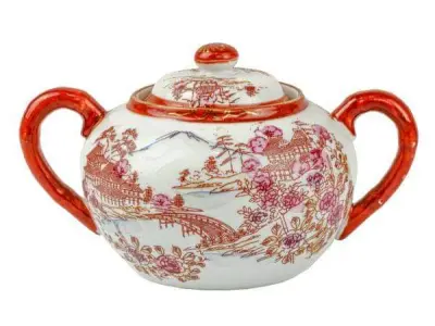 LOTE 177 - LINDO JOGO DE CHÁ IMPORTADO MADE IN JAPAN  ORIENTAL PINTADA À MÃO, COM CENAS DE GUEIXAS EM PAISAGEM LACUSTRE E NO VERSO COM VISTA DO MONTE KILIMANJARO, FILETADA NA TONALIDADE TERRACOTA. TOTAL DE 11 PEÇAS (NO ESTADO)