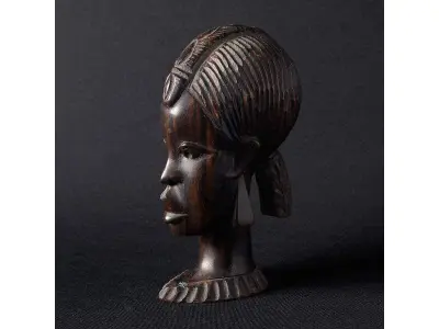 LOTE 148 - ESCULTURA IMPORTADA AFRICANA EM JACARANDÁ AFRICANO. ALTURA 20 CENTÍMETROS. (NO ESTADO)