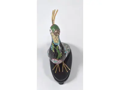 LOTE 075 - RARO CLOISONNÉ ORIENTAL, PAVÃO, COM PEANHA ORIGINAL EM MADEIRA E ESTOJO ORIGINAL. EM EXCELENTE ESTADO (NO ESTADO)