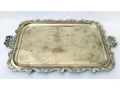 LOTE 137 - LINDA BANDEJA  EM METAL MED. 58X32 CM. (NO ESTADO)