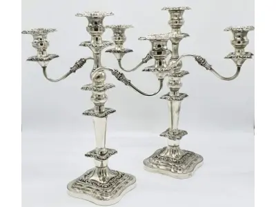 LOTE 141 - CANDELABROS, INGLESES, EM COBRE BANHO DE PRATA,  PODEM SER USADOS COMO CASTIÇAL, PARTES REMOVÍVEIS (46CM X 41CM). (NO ESTADO)