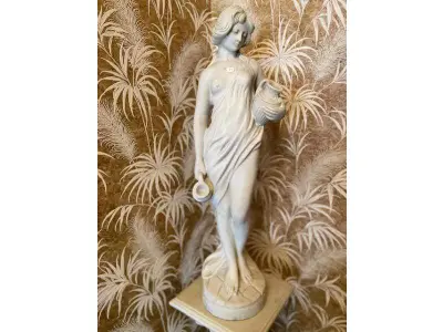 LOTE 093 - BELA ESCULTURA FEMININA EM PÓ DE MÁRMORE, AVALIADA EM 5 MIL REAIS COM BASE RICOS DETALHES. 1,52M TOTAL.  ESCULTURA: 76CM , BASE: 76CM (NO ESTADO)