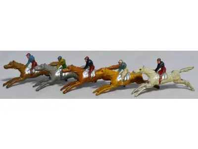 LOTE 071 - COLEÇÃO COM 28 MINIATURAS DE CAVALOS DE CORRIDA ANTIGOS DÉCADA DE 80 COM  JÓQUEIS EM CHUMBO, POLICROMADA, (NO ESTADO)