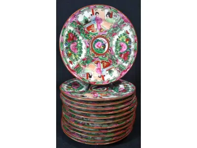 LOTE 123 - LINDÍSSIMO E RARO CONJUNTO CHINES, SÉC XIX PERÍODO " TAO KUANG ", AO GOSTO FAMÍLIA ROSA, SÃO 12 PRATOS PARA BOLO, EM PORCELANA  ESMALTADA A MÃO, PADRÃO MANDARIM. COM SELO VERMELHO. MED 16 CM.(NO ESTADO)