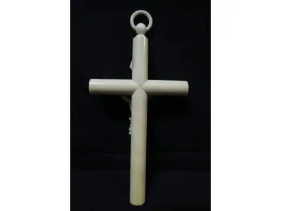 LOTE 147 - RARÍSSIMO CRUCIFIXO ÚNICO NO BRASIL EM MARFIM IMAGEM SACRA IMPORTADO DA EUROPA, ESCULPIDA EM MARFIM, CRUCIFIXO MED:33 X 19 CENTÍMETROS. (NO ESTADO)