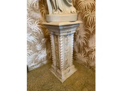 LOTE 103 - BELA ESCULTURA FEMININA AVALIADA EM 5 MIL REAIS  , EM PÓ DE MÁRMORE,  1,56M TOTAL. ESCULTURA 1,00M , BASE: 0,56CM (NO ESTADO)