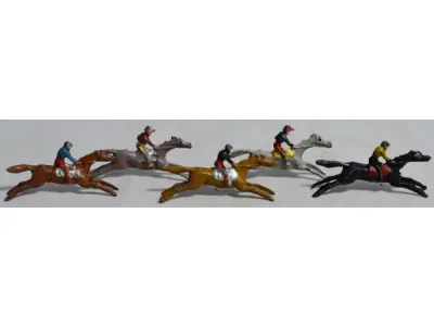 LOTE 071 - COLEÇÃO COM 28 MINIATURAS DE CAVALOS DE CORRIDA ANTIGOS DÉCADA DE 80 COM  JÓQUEIS EM CHUMBO, POLICROMADA, (NO ESTADO)