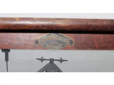 LOTE 104 - RARA BALANÇA DE PRECISÃO IMPORTADA SARTORIUS WERKE FABRICADO PELA GOTTINGEN POR VOLTA DE 1930. (NO ESTADO)