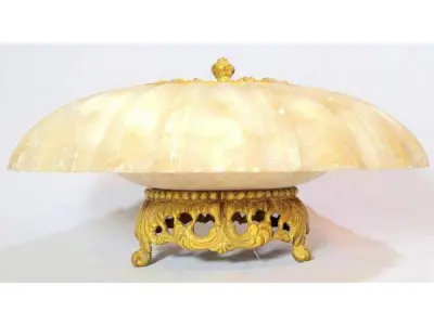 LOTE 176 - RARO TERNO IMPORTADO ITÁLIA, SÉC XIX, EM ALABASTRO, PARTES  EM BRONZE DOURADO, 1 CENTRO DE MESA-FLOREIRA,  GRANDE FLOR  UM PAR DE CASTIÇAIS PRA DUAS VELAS REPRESENTANDO ARPAS. MED 17X30 CM (CENTRO DE MESA) E 35X20 CM( CASTIÇAIS). (NO ESTADO)