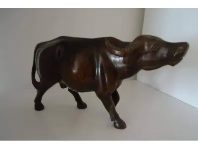 LOTE 174 - ESCULTURAS EM MADEIRA NOBRE,MAIS ESCULTURA RARA TOURO EM JACARANDÁ (COM AVARIAS) (NO ESTADO)