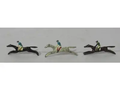 LOTE 078 - COLEÇÃO COM 20  MINIATURAS DE CAVALOS DE CORRIDA ANTIGOS DÉCADA DE 80 COM  JÓQUEIS EM CHUMBO, POLICROMADA, NO ESTOJO DE MADEIRA COM DIVISÓRIAS OBS DUAS MINIATURAS FALTANDO UMA PERNA (NO ESTADO)