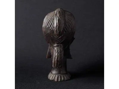 LOTE 148 - ESCULTURA IMPORTADA AFRICANA EM JACARANDÁ AFRICANO. ALTURA 20 CENTÍMETROS. (NO ESTADO)