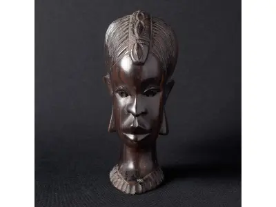 LOTE 148 - ESCULTURA IMPORTADA AFRICANA EM JACARANDÁ AFRICANO. ALTURA 20 CENTÍMETROS. (NO ESTADO)
