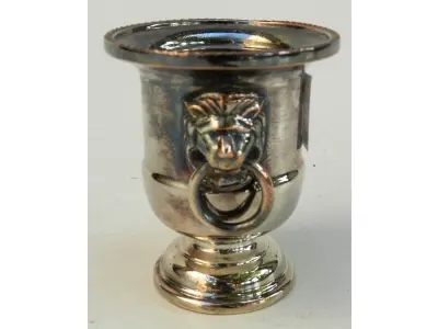 LOTE 128 - RARO PORTA CIGARROS DE METAL PRATEADO  DIÂMETRO 6CM E ALTURA 8CM (NO ESTADO)